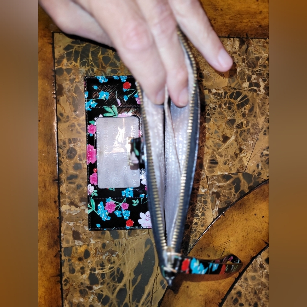 Kate Spade wallet with wristlet strap - Picture 8 of 8
